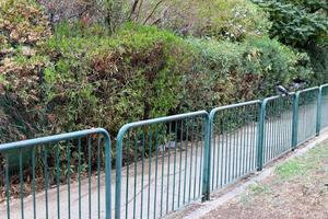 camino para caminar en el parque de la ciudad. foto