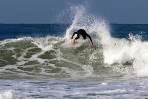 21 de diciembre de 2018 Israel. surfeando en olas altas en el mediterráneo. foto