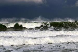 tormenta en el mediterráneo frente a la costa de israel. foto