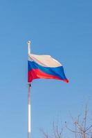 bandera rusa sobre fondo de cielo azul foto