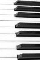 teclas de piano en blanco y negro para el fondo foto