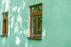 fachada de una casa con dos ventanas foto