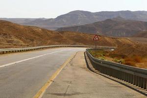 carretera en las montañas de eilat en el sur de negev, sur de israel. foto
