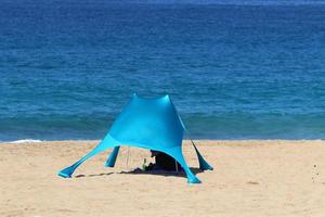 tienda de campaña para el descanso a orillas del mar mediterráneo. foto