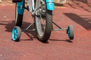 rueda trasera del primer plano de la bicicleta para niños foto