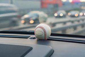 pelota de béisbol en el interior del coche foto