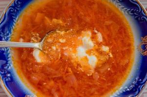 plato de borsch con crema agria closeup foto