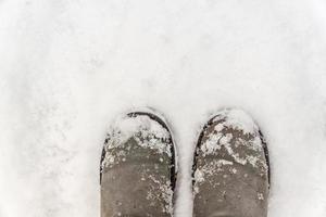 botas de fieltro sobre fondo de nieve foto