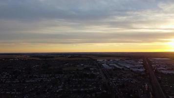 hermosos colores de cielo y nubes sobre la ciudad británica de Inglaterra video