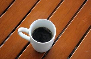 el café caliente y fuerte se vierte en una taza. foto