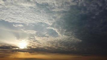 vackra rörliga 360 moln över den brittiska staden england vid solnedgången video