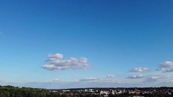 belle 360 nuvole in movimento sopra la città britannica dell'Inghilterra al tramonto video