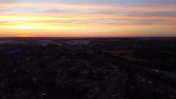 belle 360 nuvole in movimento sopra la città britannica dell'Inghilterra al tramonto video