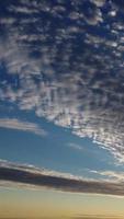 bela vista vertical aérea de alto ângulo de nuvens dramáticas e céu sobre a paisagem urbana da paisagem da inglaterra grã-bretanha video