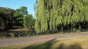 belas imagens aéreas do parque local de acesso gratuito na cidade de luton da inglaterra, reino unido video