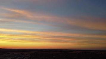 beaux nuages en mouvement à 360 degrés sur la ville britannique d'angleterre au coucher du soleil video