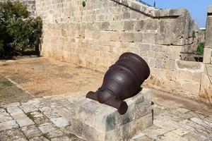 21 de enero de 2019 Israel. viejo cañón en la muralla de la fortaleza en la ciudad de akko. foto