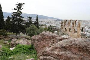 4 de abril de 2022. la acrópolis en la ciudad de atenas es un monumento destacado del arte arquitectónico. foto