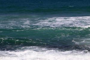 el color del agua de mar en aguas poco profundas. foto