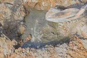 agua pobre a la mezcla de arena y cemento. hacer cemento en la cita de construcción, foto