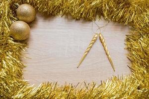 fondo de vacaciones de año nuevo de navidad. oropel dorado. copie el espacio foto
