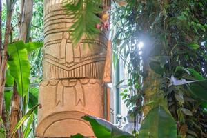 gran estatura azteca de piedra en el bosque tropical. foto