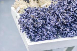 racimos de lavanda seca sobre mesa de madera foto