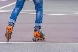 Las piernas de los patines se cierran en el parque de patinaje foto