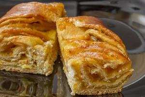 dos trozos de pastel de galletas de limón en un plato negro foto