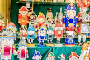 cascanueces de madera de navidad en un mercado de hadas foto