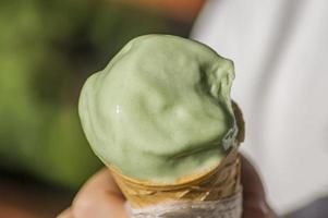 helado de pistacho en la mano del niño foto