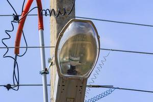 poste eléctrico con cables contra el cielo azul foto