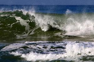 tormenta en el mediterráneo frente a la costa de israel. foto