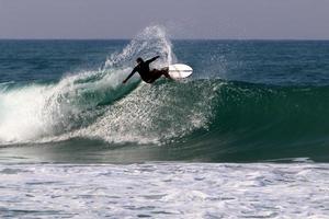 21 de diciembre de 2018 Israel. surfeando en olas altas en el mediterráneo. foto