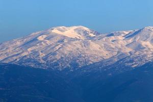 hay nieve en el monte hermón en el norte de israel. foto