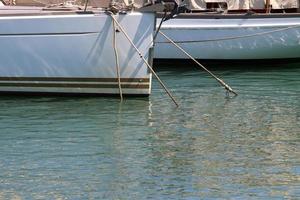 muelle de mar para barcos y yates foto