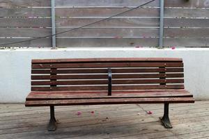 banco para descansar en el parque de la ciudad. foto