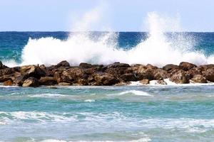 rompeolas en la playa de la ciudad para protegerse de las olas del mar. foto