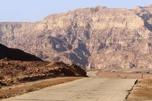 carretera en las montañas de eilat en el sur de negev, sur de israel. foto