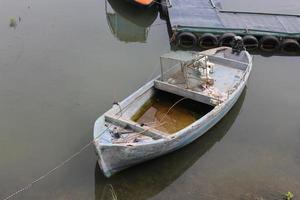 amarre para amarre de barcos y yates a la orilla del mar. foto