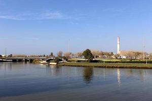 el río yarkon en el parque de la ciudad de tel aviv. foto
