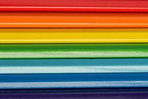 fondo de primer plano de lápices de colores. colores del arcoiris foto