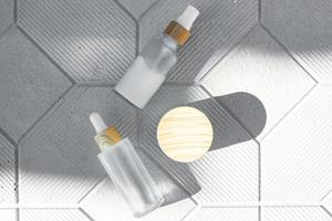 composición con productos cosméticos, maquetas de tarros blancos y botellas sobre fondo de hormigón gris foto