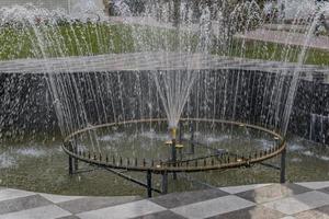 cerca de la fuente, salpicaduras de agua foto