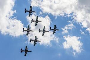 zhukovsky, región de moscú, rusia - 23 de julio de 2017 exposiciones del salón aeroespacial internacional maks-2017 en zhukovsky, región de moscú, rusia. equipo acrobático al fursan de los emiratos árabes unidos foto