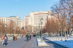 moscú, rusia - 10 de enero de 2018 alexander garden aleksandrovsky triste y el hotel four seasons moscow foto