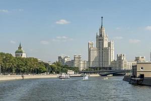 moscú, rusia - 10 de agosto de 2017 vista panorámica del rascacielos kotelnicheskaya en el fondo del cielo en moscú, rusia foto