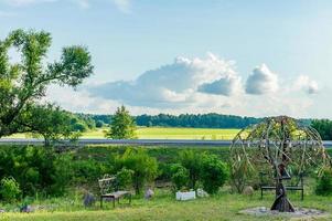 escena rural - área de recreación cerca de la carretera en el campo y el fondo del cielo foto