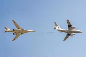 moscú, rusia - 04 de mayo de 2018 bombardero estratégico ruso tupolev tu-160 e il - 78 durante el ensayo del desfile del día de la victoria foto