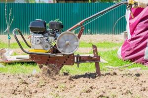 primer plano de un tractor motoblock arando el campo foto